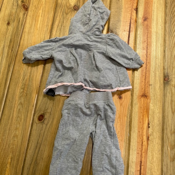 Great condition KENNETH COLE kids sweatsuit - Picture 6 of 6